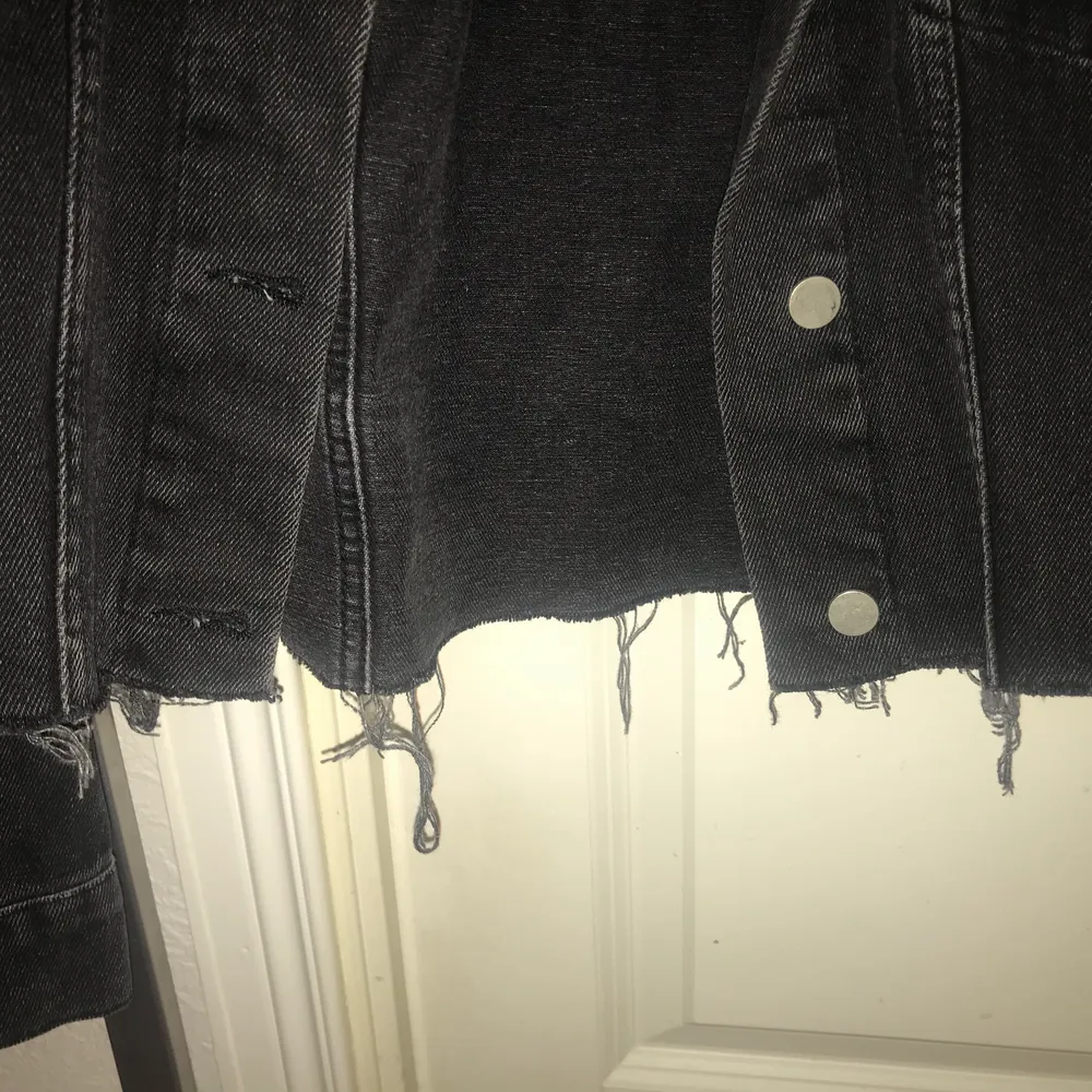 En mörkgrå rippad jeans jacka från nakd. Denna är i 34 men funkar bra som 36 med! Köpte denna någon månad sedan och den kom inte till någon större användning. Kan frakta och mötas upp i Stockholm! Hör av dig vid intresse ❤️🥰. Jackor.