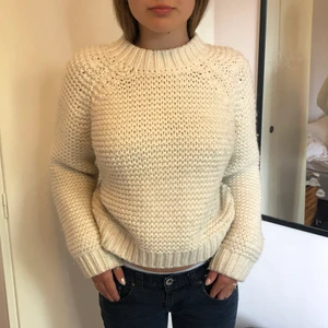 Stickad tröja - En vit stickad tröja perfekt för sommarkvällar🌅 den är relativt tjock och super härlig men den har blivit för liten för mig som är 170cm. Skriv om du är intresserad💗