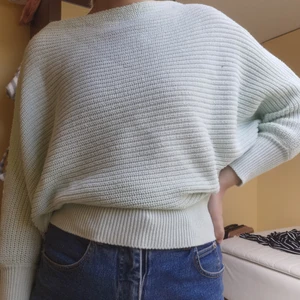 Mintgrön stickad tröja  - Fin mintgrön, ljus stickad tröja med väääldigt snygg passform. Bra skick, säljer pga inte min stil längre! 