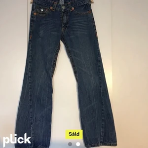 TRUE RELIGION JEANS - OBS!! Bilder från förra ägaren! Säljer nu dessa true religion jeansen i storlek 30 då jag inte tyckte om hur dem satt på mig. Dem är i nästan perfekt skick förutom att gylfen är trasig.