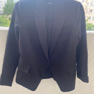 Kavaj - svart kavaj från bikbok i storlek S 