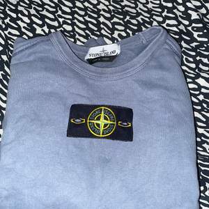 Stone island tröja köpt 2019 för 2000kr på stone Islands hemsida. Gant tröja köpt i julas för 1000kr. Säljes då jag inte använder de och stone tröjan sitter för litet på mig. Tycker båda är i bra skick. Gant tröjan är använd fåtal gånger och Stone island med jämna mellanrum