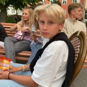 Tröja - Gullig blondin pojke. Singel. Svensk. Blå ögon. Fräknar fina drag. Bra klädstil. Gulligt leende. Buda i kommentarerna start bud 100kr (billigt)