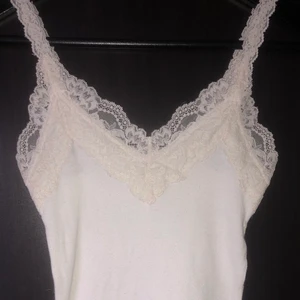 Vitt A&F linne - Supergulligt linne från abercrombie & fitch som säljs då det inte kommer till använding längre. Använd ett fåtal gånger men i mycket bra skick. Originalpris: 300 kr Storlek: XS men stretchig ‼️Betalning sker via swish, kan mötas upp i stockholm området‼️