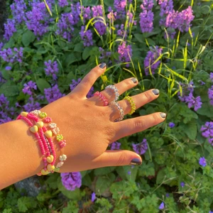 Ringar - Ringar gjorda av glaspärlor och ståltråd i önskad färg och storlek! Kan även göras i elastisk tråd för 25kr.🧚🏻🪡👑💕