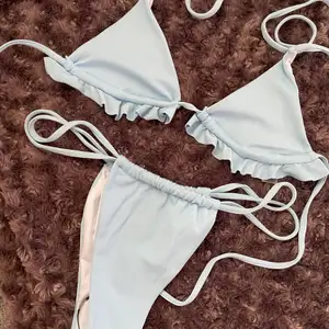 Bikini från shein som tyvärr är alldeles för liten i bysten i storlek M. Men överdelen är mer en small/xsmall och är mer ljusblå i verkligheten.