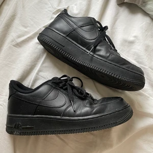 Svarta air force 1 - Knappt använda air force 1’s, frakten kostar 79kr ✨