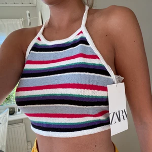 Zara topp - Säljer denna helt nya Zara topp men prislapp kvar!! Öppen rygg, storleken kan man välja lite själv då det är knyt band. Jag brukar ha s/m men skulle säga den passar både större och mindre med. Köpt för 89kr, så helt ny och har inte sätt den på zara de senaste veckorna.