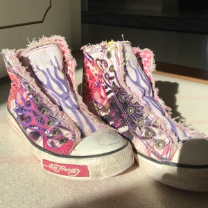 Ed Hardy skor - Coola Ed Hardy skor med autograf. Hyfsat använda och lite slitna (skriv privat för bilder och detaljer) men är fortfarande snygga. Frakt ingår ej. Är märkta i storlek 37 men passar mer som 37.5. Pris går att diskutera vid snabbt köp.💓
