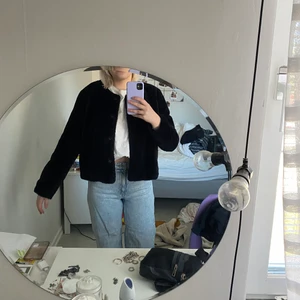 Svart fluff jacka stl M - Säljer en svart super len fluffjacka i Stl M. Från Primark och inte använd så många gånger. Säljes för den inte kommer till användning.