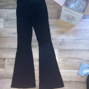 Utsvänga byxor  - Från Gina tricot