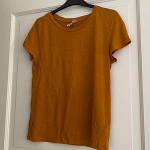 Gul/orange T-shirt i mjukt tyg, knappt använt 