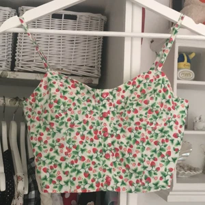 Somrig topp - Säljer denna super söta toppen med smultron på🍓🍓 köpare står för frakten.
