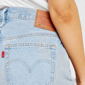 Levis jeans 501 - Ljusblå 501 med slitning på ena knät. Knappt använda pga fel storlek för mig. 