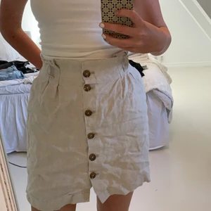 Linne kjol  - Använder inte denna linne kjolen från hm så den får säljas. Köparen står för frakten. Det tillkommer ett snöre till midjan om man vill knyta den☺️❤️