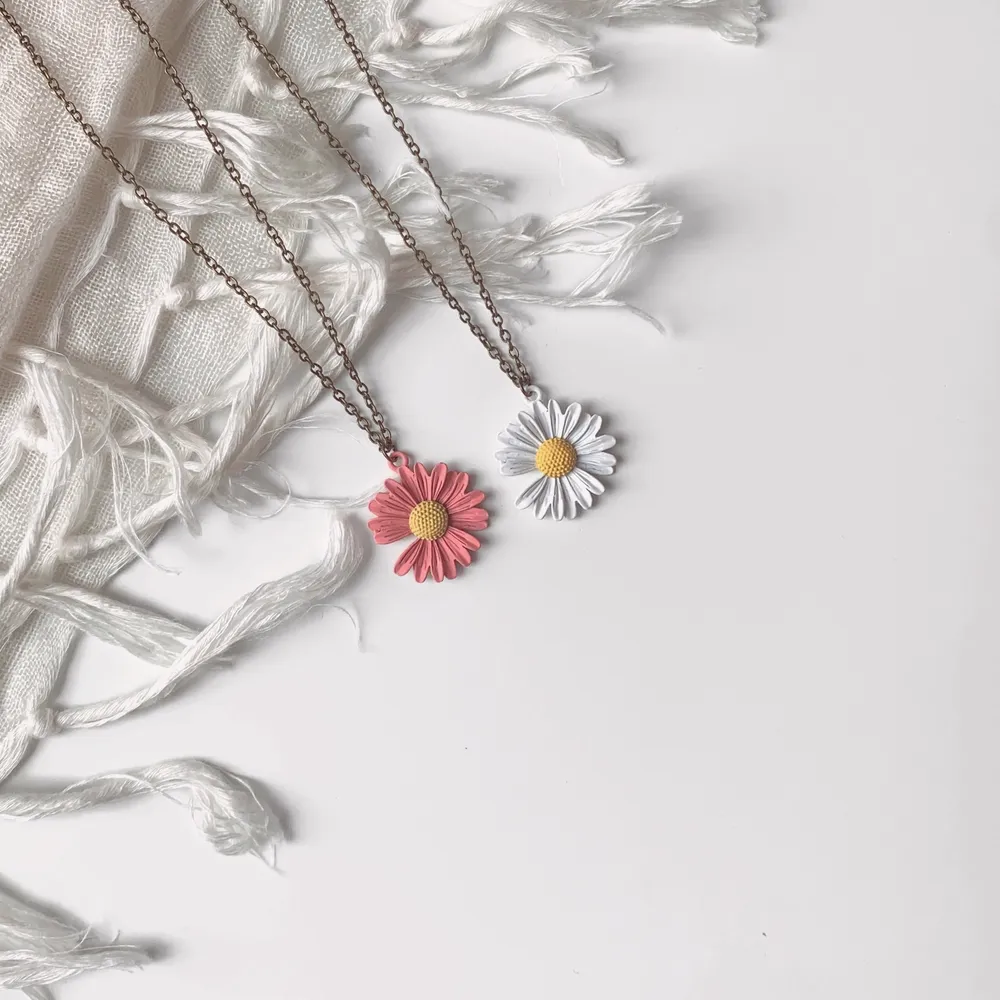 🌸 Daisy necklace 🌸 Ett halsband som går att anpassa till din stil genom att välja färg på blomman och kedjan🤩(Se bild tre). Längd: 43-47 cm reglerbar⛓ Finns i begränsat antal💫 Beställ ett till midsommar🦋☀️. Accessoarer.