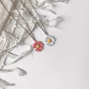 🌸 Daisy necklace 🌸 Ett halsband som går att anpassa till din stil genom att välja färg på blomman och kedjan🤩(Se bild tre). Längd: 43-47 cm reglerbar⛓ Finns i begränsat antal💫 Beställ ett till midsommar🦋☀️