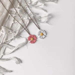 Halsband med prästkrage vit/rosa - 🌸 Daisy necklace 🌸 Ett halsband som går att anpassa till din stil genom att välja färg på blomman och kedjan🤩(Se bild tre). Längd: 43-47 cm reglerbar⛓ Finns i begränsat antal💫 Beställ ett till midsommar🦋☀️