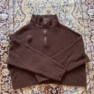 Brun stickad tröja storlek 44 - En supermysig stickad tröja i anorak modell med en dragkedja i plast. Nyskick! 