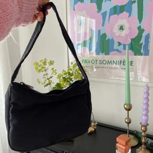 Basic och klassisk svart handväska! Aldrig använd:) 