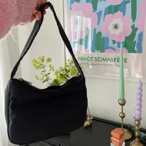 Basic och klassisk svart handväska! Aldrig använd:) 
