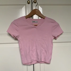 Toppar - Olika toppar, alla är i stl XS. Från olika märken,40kr + frakt. 