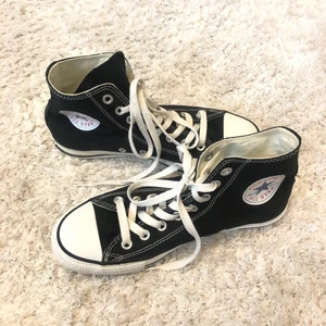 Svarta converse  - Går Säljer dessa helt nya svarta hightop chucktaylor converse. En perfekt sko som passar till alla klädesplagg, bekväm och snygg för alla tillfällen. Skorna är storlek 40 men passar likaväl på 39💕 frakt ingår🥰