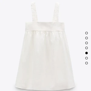 Zara strukturklänning  - Ref. 3544/715. 100% BOMBULL. Funderar på att sälja min vita klänning från Zara, skriv vid intresse! Köpt för ca3 veckor sen och har tyvärr inte kommit användning än ! Ingen budgivning, först till kvarn gäller‼️ Spårbar frakt finns för 66kr, annars kostar vanlig frakt 45-56kr 💗 nypris är 359kr. 