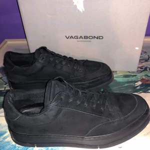 Vagabond John  - Vagabond John, den perfekta sneakern med hög sula! Storlek 42. Använda 2-3 gånger tyvärr en storlek för stora för mig 