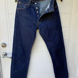Levi’s 501 w30 L 30 - Midja 2x37 cm. Inner benlängd 72 cm.  100 % bomull. Raka ben, normal midja.  Mycket fint skick.