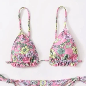 Bikini blommor shein - Så fin bikini från shein i storlek M som tyvvär är för liten för mig, skulle bättre passa någon med A/B kupa! Heöt ny endast testad!❤️ (endast överdelen)