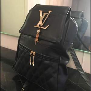 En liten XL väska/ryggsäck i svart färg. Den är inte äkta utan fake  😊