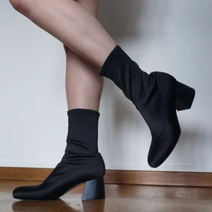 Klackskor - Ett par snygga klackskor från monki som är väldigt enkla att gå i! Säljer dessa då de inte kommer till användning 😊 Storlek 40, men passar även storlek 38-39. Nypris 450kr. Använda endast en gång.  