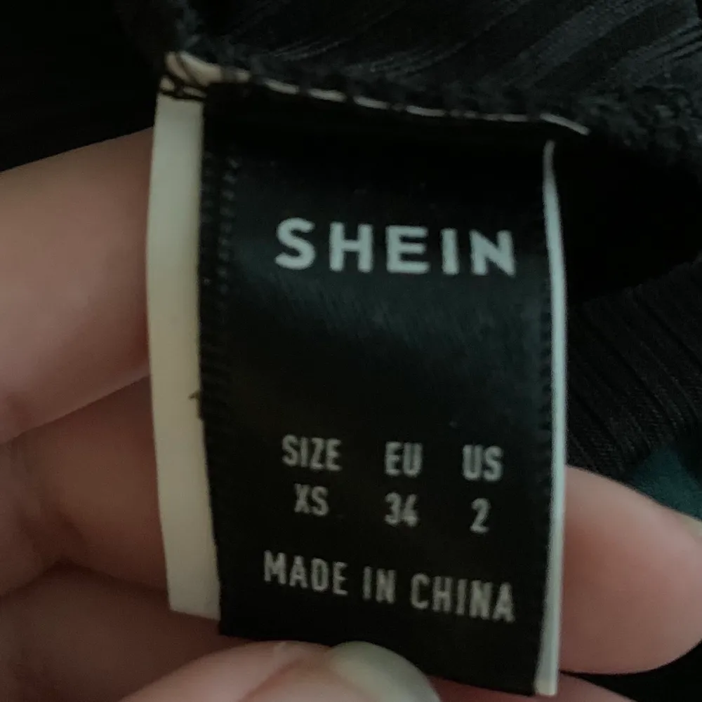 Jättefin klänning från shein, alldrig använd endast prövad. Säljer nu för 75kr då jag inte hittar ursprungspriset, 🔴köparen står för frakten🔴 det finns även katter i hemmet. Kjolar.