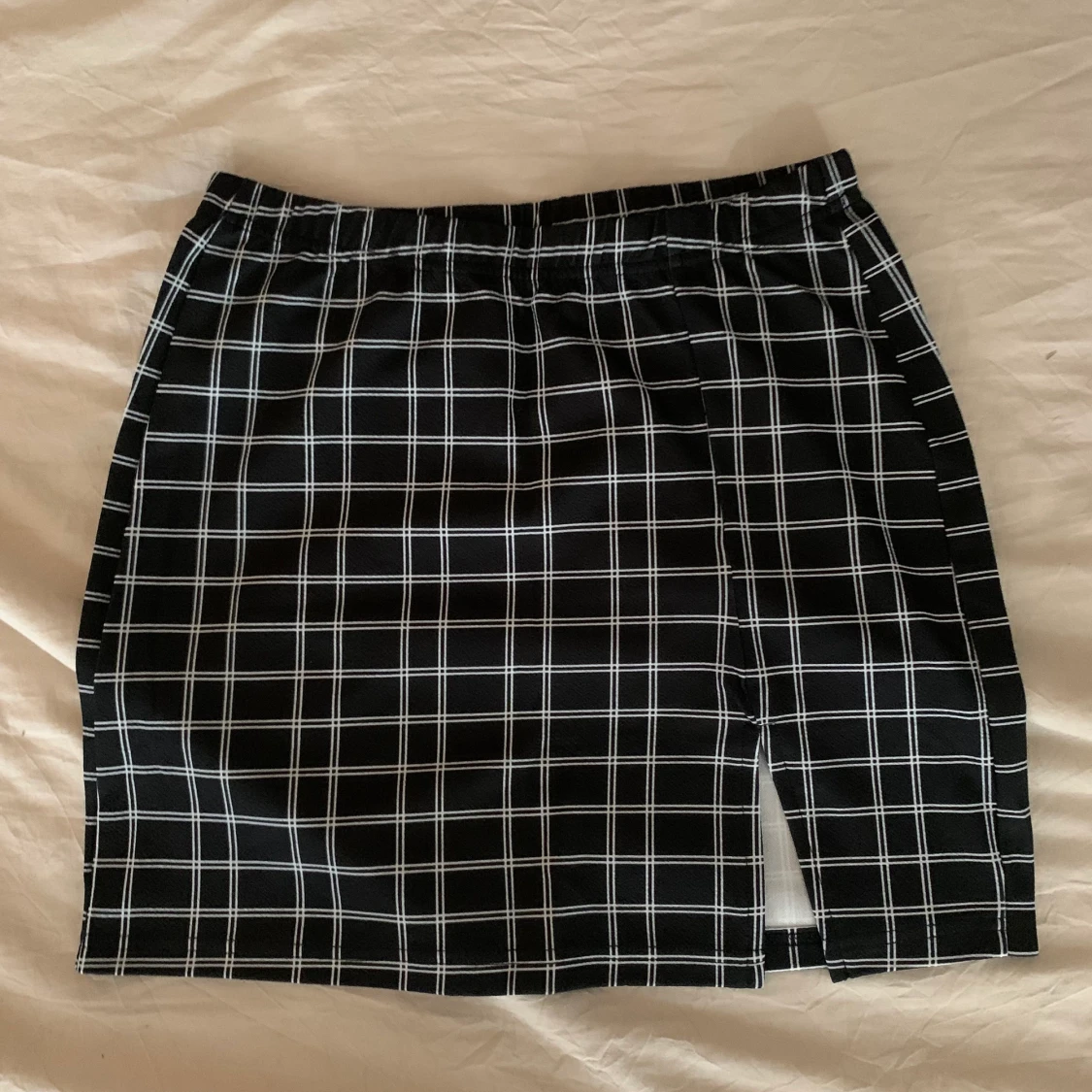 Svart kjol i storlek 36