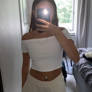  off shoulder topp - ribbad off-shoulder topp från Bikbok! frakt tillkommer🥰