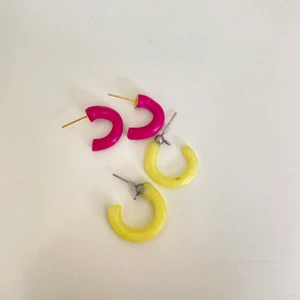 Egengjorda Lercreoler💛💖 - Coola örhängen i olika färger (finns fler än de som visas så skriv om du undrar mer!). Säljs parvis och du väljer färgkombinationen. ❤️‍🔥💛