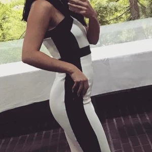 Svart och vit klänning (st. 34) - Väldigt sexig klänning! Som ni ser i bilden så sitter den perfekt och jag är 153cm, och tar på mig xs. Det går att på sig både med svarta och vita klackskor! Sidorna är halv nät och halv tjock material. Är du mer intresserad skriv för mer bilder! Klänningen är i fin skick! Tagit på mig 1 gång, haft den i 2,5 år. 