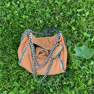 Min fina Stella McCartney väska❤️ - Säljer min älskade Stella McCartney väska i en orange färg! Slutsåld överallt och går inte att få tag i längre. Den är självklart äkta! Har en dustbag men måste bara hitta den! Nypris: 10000kr säljer den pga att den inte riktigt är min färg.💞 48kr frakt ingår! ( jag kommer att fortsätta sälja väskan även fast budgivningen är slut så skriv om ni är intresserade!