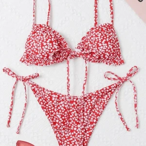Bikini - Från shein!! Super fin bikini tycärr förliten för mig. Endast testad med kläder under. Storlek S