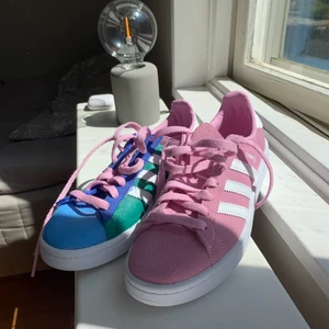 Skor - Oanvända rosa adidas skor som jag målat på ena 💕
