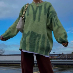 POPULÄR TRÖJA Y2K - Säljer denna sjukt populära tröja som är helt oanvänd. Det är en onesize men skulle säga att den är som en M/40 då den är lite ”större” snyggt oversize. Passar XS-L. SKICKA DM FÖR KÖP DIREKT UTAN BUDGIVNING ! BUD ÄR BINDANDE JAG RAPPORTERAR OCH BLOCKERAR DE SOM INTE FULLFÖLJER KÖPET 💚