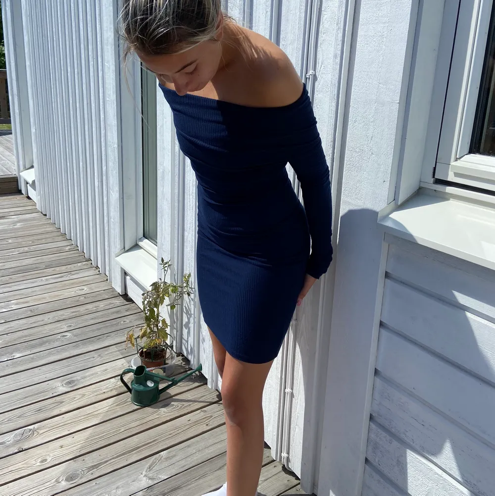 Superfin mörkblå klänning. En av mina favoriter men börjar bli för liten. Off shoulder som man själv kan fixa som man vill. . Klänningar.