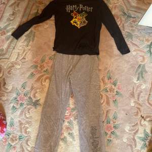 Harry Potter pyjamas som säljs då den blev för liten för mog, använd 1 gång och i bra skick.