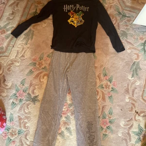 Harry Potter pyjamas - Harry Potter pyjamas som säljs då den blev för liten för mog, använd 1 gång och i bra skick.