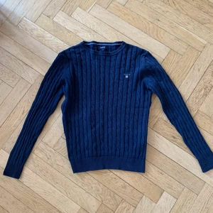 Stickad gant tröja  - Säljer en stickad Gant tröja men ett lite märke på ryggen, det stan bara ifall man är nära det. Kan sänka priset vid köp av flera plagg samtidigt.