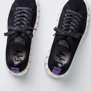 Eytys sneakers  - Säljer mina sjukt snygga eytys skor, perfekta till sommarkvällar. Inköppta för ca 3 månader sen, använda 2 gånger sen dess har det bara stått tyvärr😪. Skriv till mig för mer info om skorna och även för egna bilder, boxen finns kvar🤗❤️ (de är redan impegmerade). Nypris: 1800kr, (dessa är i nyskick) 