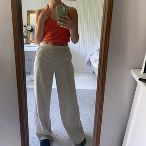 Linnebyxor - Ett par vida linnebyxor som inte kommer till användning! Midjan är ganska hög men jag brukar vika ner kanten så som jag gjort på bilden💕 De är uppsydda och är långa på mig som är 165🌟 Passar mig som har storlek 34-36 men det står att de är storlek 32