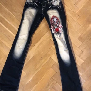 Feta y2k jeans - Väldigt coola och unika Lågmidjade y2k jeans sitter bra på mig som är typ 167. Köpta för 350 men använda ett par gången därför sänkning av pris. Inga defekter dock