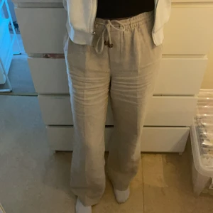 Linnebyxor - Jätte fina linnebyxor från Zara. Använda max 5 gånger så väldigt fint skick. 250 kr inkl frakt 